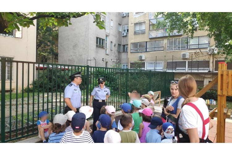 Slika /PU_ZG/slike/PUZ/2019/SRPANJ/Druženje djece s policajcima iz Kine/Foto1.jpg